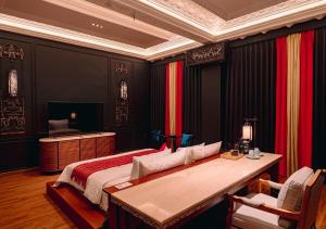 Cama ou camas em um quarto em House of Tugu, Old Town Jakarta