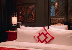 Cama ou camas em um quarto em House of Tugu, Old Town Jakarta