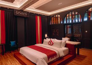 Cama ou camas em um quarto em House of Tugu, Old Town Jakarta