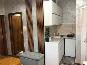 A cozinha ou cozinha compacta de Delux Apartmani Požarevac