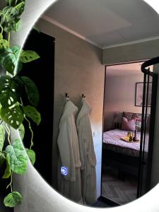 Un pat sau paturi într-o cameră la Luxe Vakantiehuis met privé Wellness