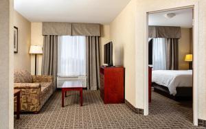 Ліжко або ліжка в номері Holiday Inn Express Edmonton North, an IHG Hotel