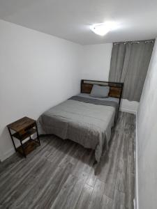 Krevet ili kreveti u jedinici u objektu Fully furnished freshly renovated rooms ideal for students, workers and travellers in the neighbourhood of Ottawa-Gatineau