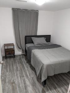 Krevet ili kreveti u jedinici u objektu Fully furnished freshly renovated rooms ideal for students, workers and travellers in the neighbourhood of Ottawa-Gatineau