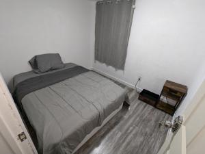 Krevet ili kreveti u jedinici u objektu Fully furnished freshly renovated rooms ideal for students, workers and travellers in the neighbourhood of Ottawa-Gatineau