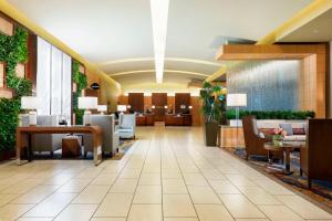 um lobby de um hotel com cadeiras e mesas em The Westin Arlington em Arlington