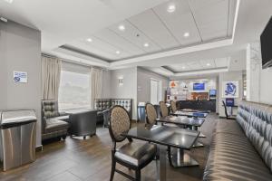 een wachtkamer met tafels en stoelen bij Holiday Inn Express & Suites Gonzales by IHG in Gonzales