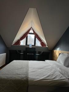 Tempat tidur dalam kamar di Hilltop Kazbegi