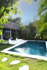 a swimming pool in the yard of a house at Bingin Bienvenue Guest House in Uluwatu