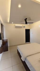 Giường trong phòng chung tại AGI Elite stay Srirangam