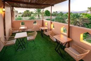 A balcony or terrace at Manazil Inn نزل المنازل