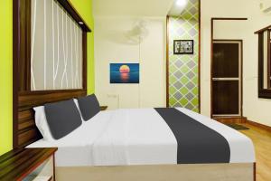 1 dormitorio con 1 cama grande en una habitación en Super Hotel O Porvorim Near Mall De Goa, en Panaji