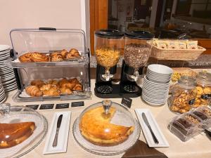 een tafel met borden eten en brood bij Fell Hotel in Susa