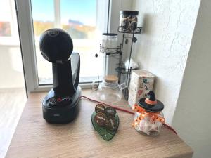 um liquidificador preto sentado numa mesa com uma caixa em Energy home em Narva