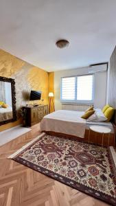 - une chambre avec un grand lit et un tapis dans l'établissement Guest House Bosnian House, à Sarajevo