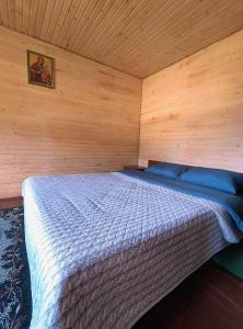 A bed or beds in a room at Na Hutori