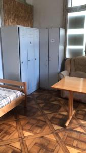 um quarto com cacifos, uma mesa e um sofá em Hostel MIF em Ivano-Frankivsk