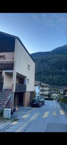 un estacionamiento con autos estacionados frente a un edificio en Glishorn Blick, en Brig