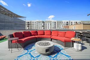 Гостиная зона в Denver Urban Retreat - 3BR Rooftop w City Views