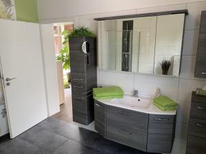 Una cocina o kitchenette en Ferienwohnung LOFT- direkt am Falderndelft - nähe Innenstadt