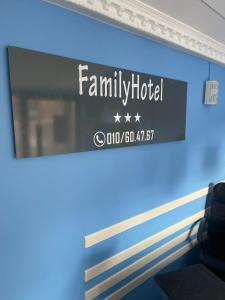 Um certificado, prêmio, placa ou outro documento exibido em Family Hôtel