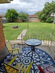 A garden outside Two Pines, whole home in Tullamarine near airport!