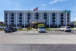 un gran edificio con coches estacionados en un estacionamiento en Allentown Park Hotel, Ascend Hotel Collection, en Allentown