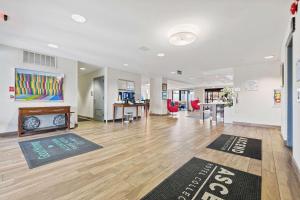 sala de estar con chimenea y mesa en Allentown Park Hotel, Ascend Hotel Collection, en Allentown