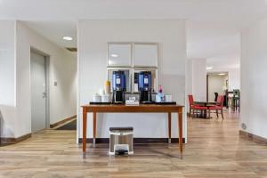 Habitación con mesa y cafetera. en Allentown Park Hotel, Ascend Hotel Collection, en Allentown