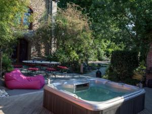 een hot tub in het midden van een tuin bij Le Corrigot in Pierry