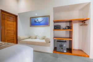 um pequeno quarto com uma cama e uma prateleira em Ocean View Private Villa em Nusa Lembongan