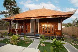 uma pequena casa com um telhado vermelho em Ocean View Private Villa em Nusa Lembongan