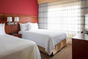 Courtyard by Marriott Indianapolis Airport 객실 침대