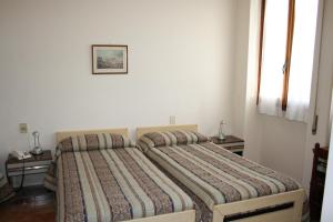 A bed or beds in a room at Hotel Bodoni