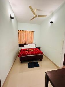 提喀迪Pkn Homestay Thekkady kumily的一间卧室配有一张床和吊扇