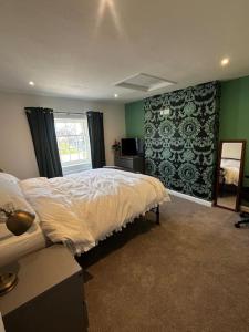 a bedroom with a large bed and a window at Lento Apartment in Winchester