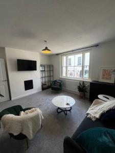 a living room with a couch and a table at Lento Apartment in Winchester