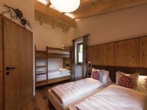 เตียงในห้องที่ Chalet with sauna in Neukirchen am Gro venediger