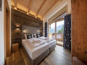 เตียงในห้องที่ Chalet with sauna in Neukirchen am Gro venediger