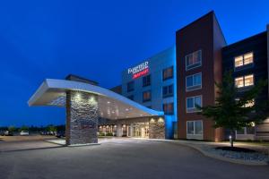 wykonanie budynku szpitala w nocy w obiekcie Fairfield Inn & Suites by Marriott Moncton w mieście Moncton