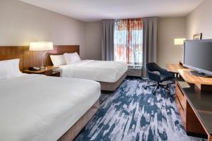 pokój hotelowy z 2 łóżkami i telewizorem z płaskim ekranem w obiekcie Fairfield Inn & Suites by Marriott Moncton w mieście Moncton