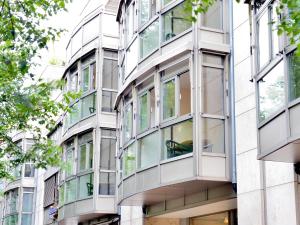 fachada de un edificio con ventanas de cristal en Residence Zug, en Zug