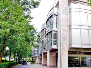 un edificio alto en una calle con árboles en Residence Zug, en Zug