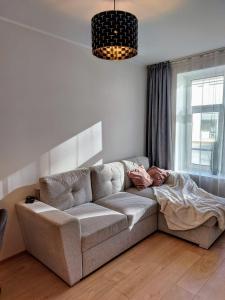 uma sala de estar com um sofá e uma janela em Suur-Posti Apartments em Pärnu