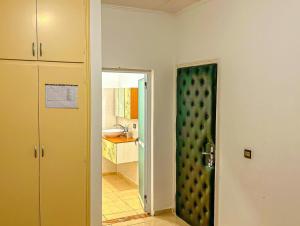 a hallway with a door to a room with a kitchen at Résidence Le Tali in Libreville