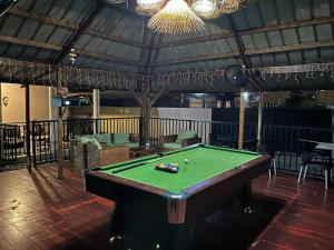 a room with a pool table and a chandelier at Résidence Le Tali in Libreville