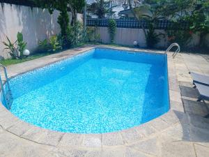 una piscina con acqua blu in un cortile di Résidence Le Tali a Libreville