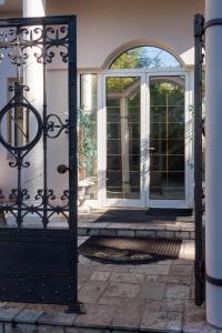 uma entrada para uma casa com um portão de ferro forjado em Red Clay Spa Apartments em Belgrado