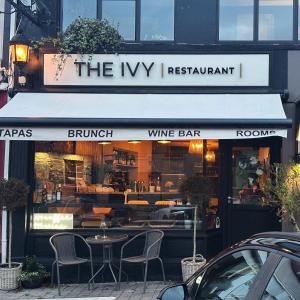 um restaurante com uma mesa e cadeiras em frente em The Ivy Rooms em Clifden