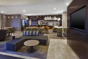 Ruang duduk di Courtyard by Marriott Secaucus Meadowlands